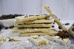 Czekolada biała z kawą i płatkami śniegu