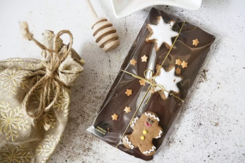 Czekolada mleczna z pierniczkami świątecznymi, piernikowym ludzikiem i lukrowanymi gwiazdkami